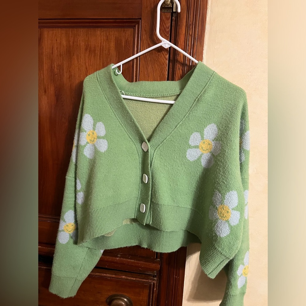 Green cardigan with smiling daisies